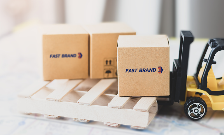 marketing logistico cajas con logo fasta brand